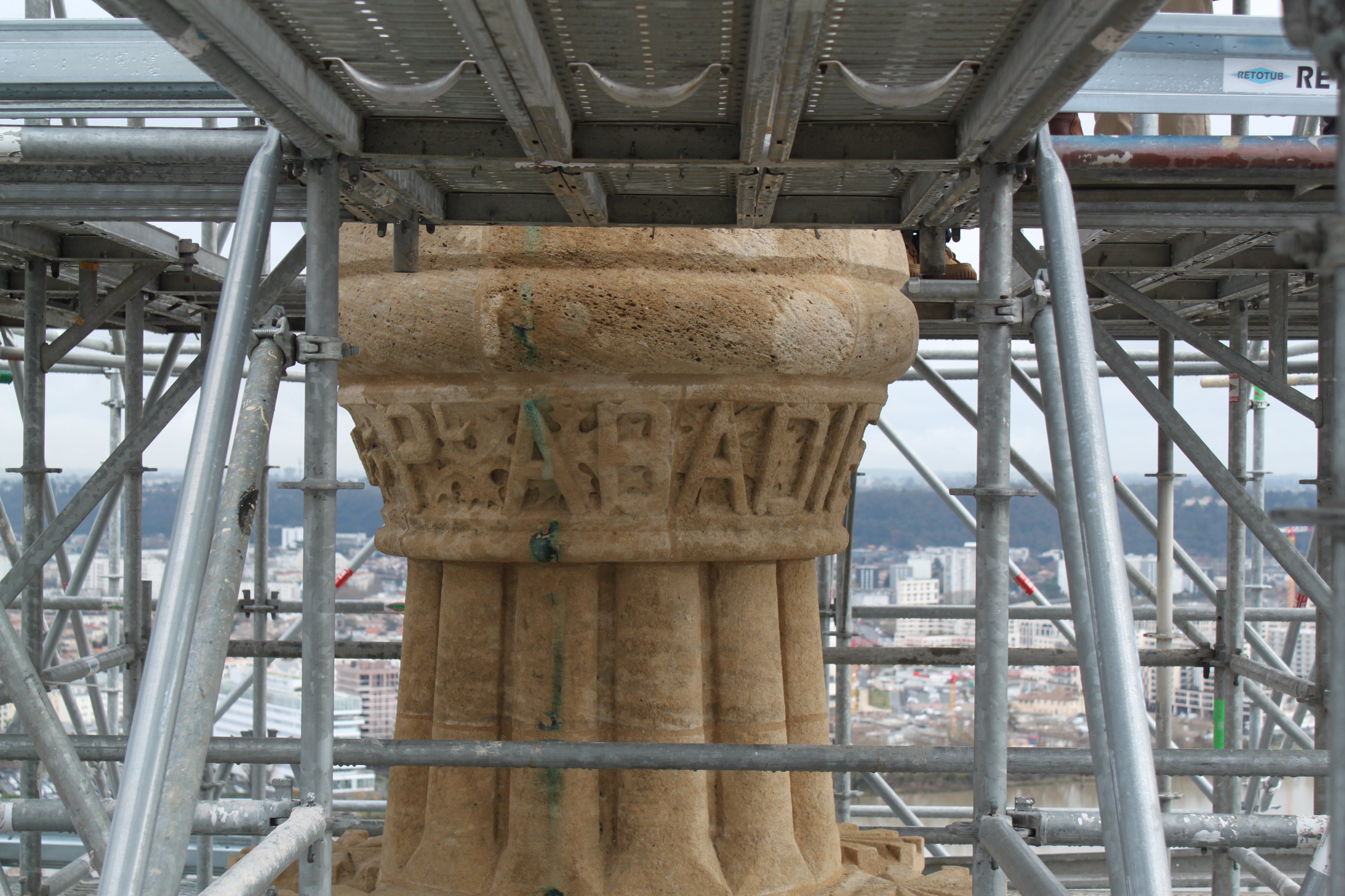 Signature de Paul Abadie au sommet de la flèche du clocher de l’église Saint-Michel de Bordeaux en février 2024, lors du chantier de restauration. Cliché Claude Laroche