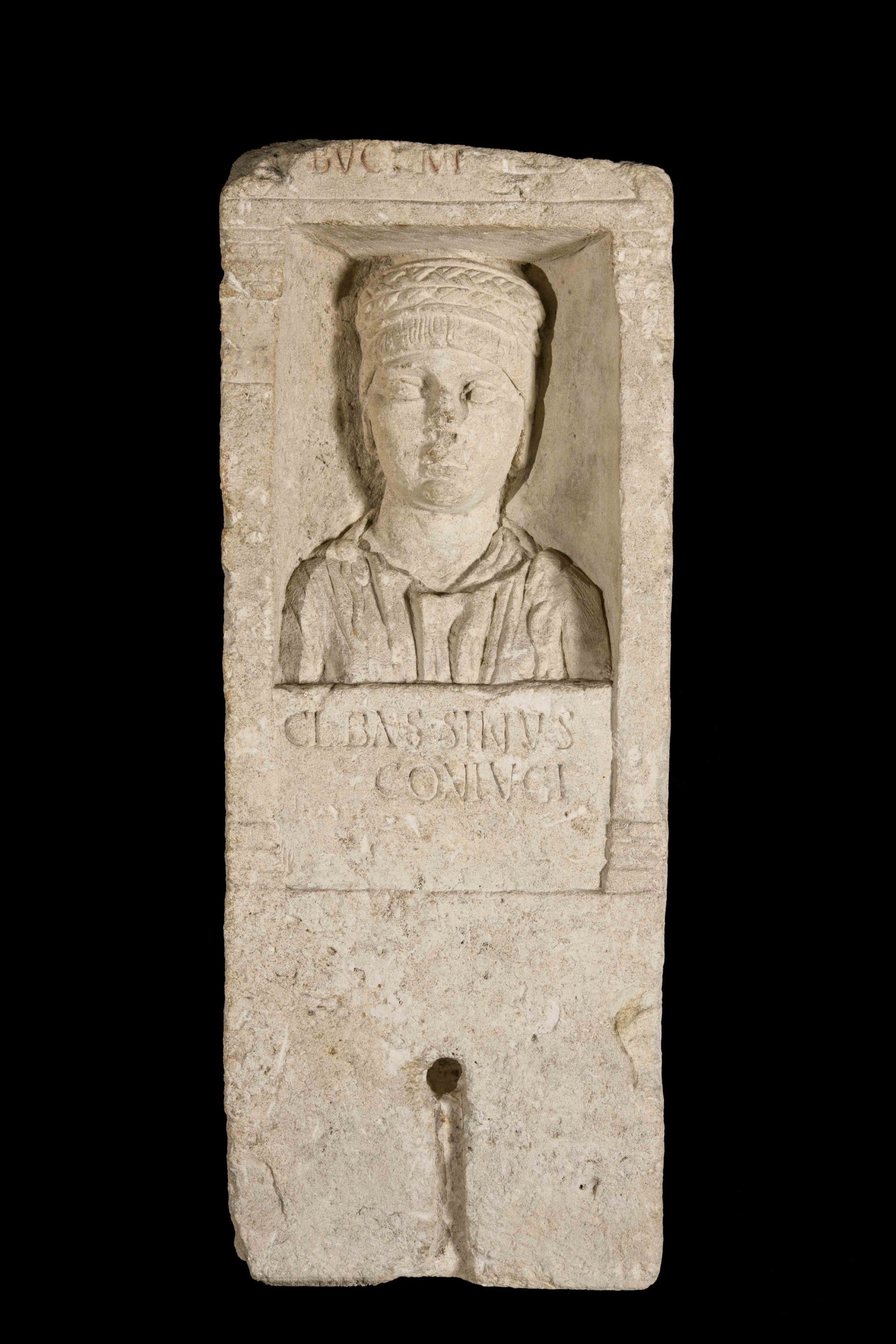Pierre tombale de l’épouse de Claudius Bassinus découverte à Bordeaux en 1831, datant du milieu du 2e siècle après Jésus-Christ. Stèle romaine@photo Lysiane Gauthier, Mairie de Bordeaux (Musée d’Aquitaine)