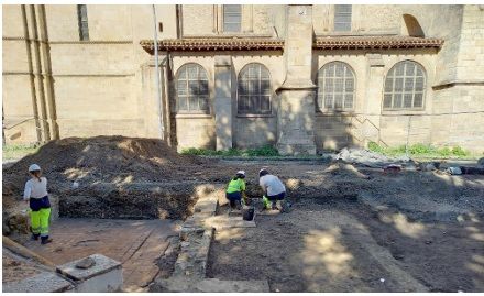 L' équipe fouille actuellement une nouvelle portion du cloître de l'abbaye.e