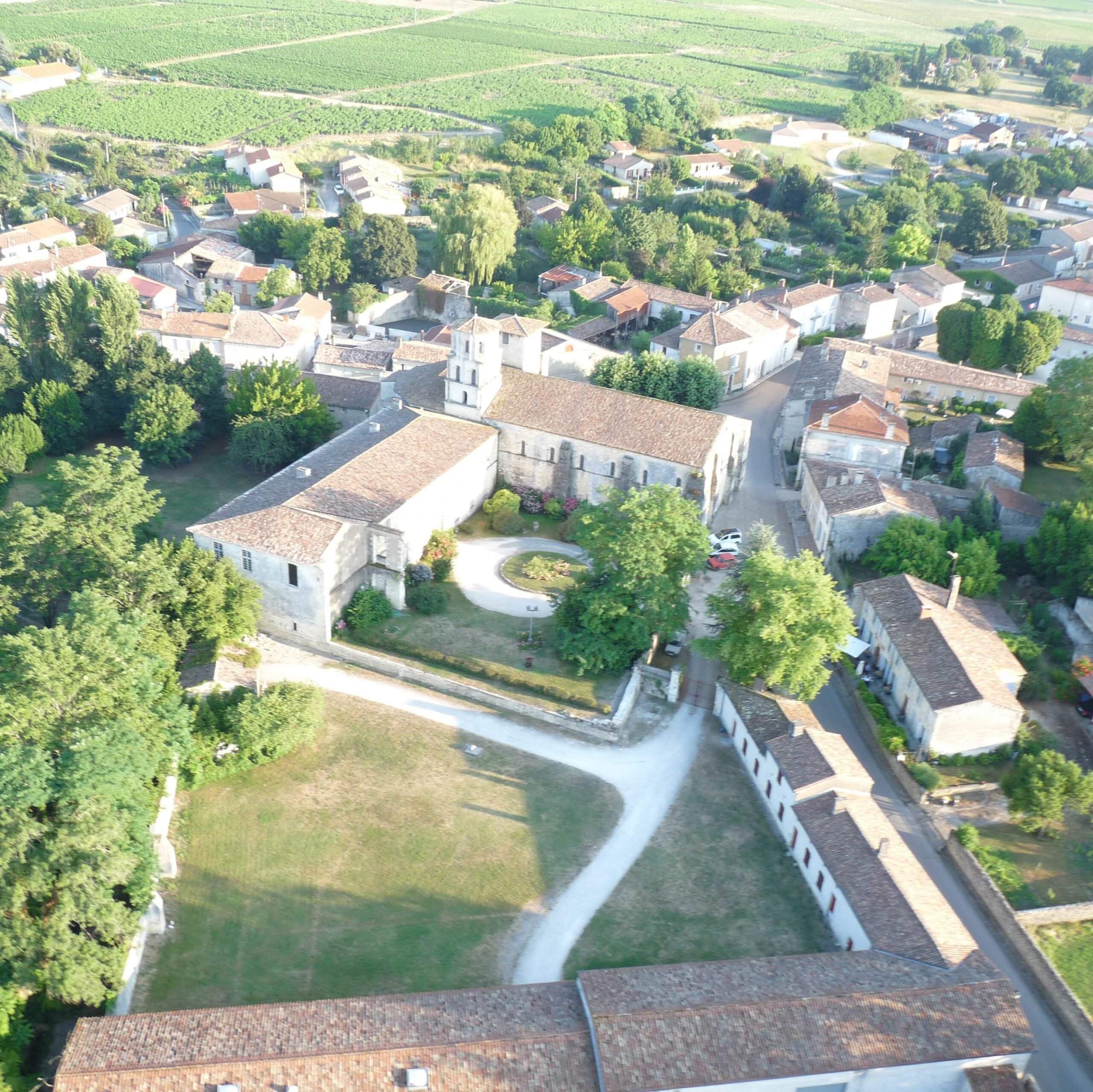 vue d'ensemble de l'abbaye de Vertheuil.
